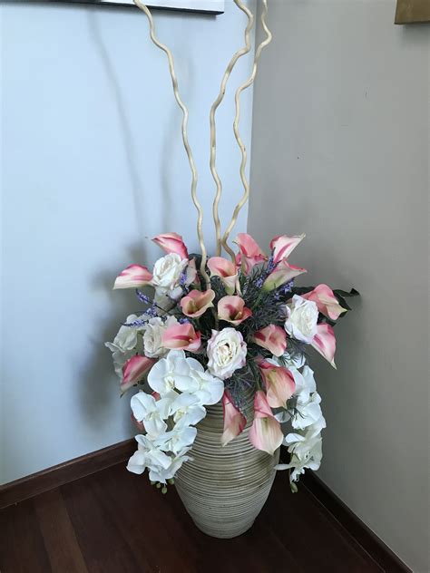 Purple silk flowers in vase. Silk flower in Vase. | Silk flowers, Floral wreath ...