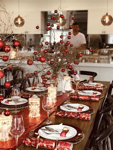 How to set a pretty table. Christmas Table setting with gold placemats, red charger ...