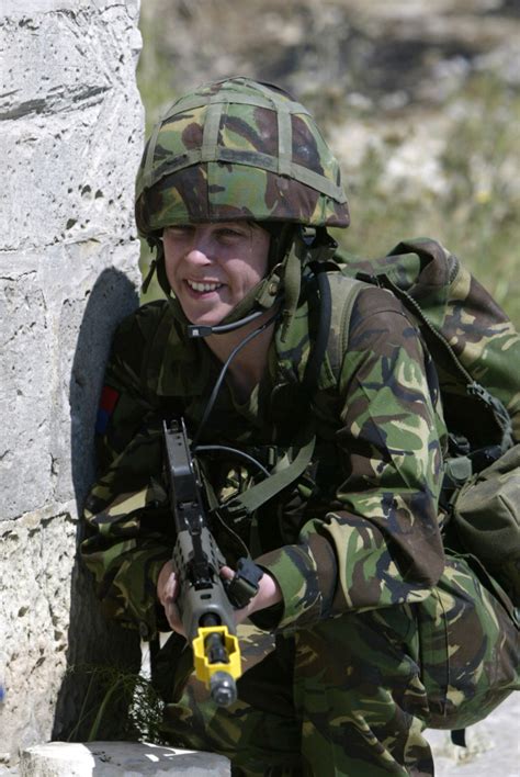 Women Soldiers Could Fight On Front Line Says Uk Army Chief