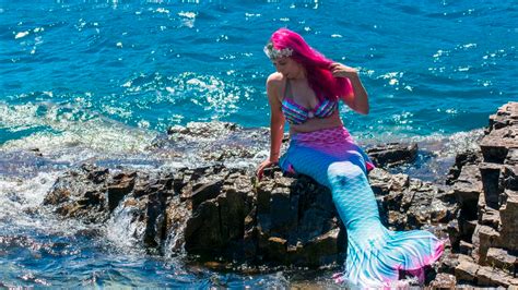 Nadar Como Una Sirena Vive En Esquel Tiene 30 Años Y Practica Mermaid