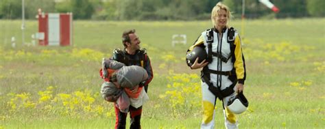 Sie hilft ihm gerne schleppen, als er sich umsonst mit möbeln eindecken darf. Deutscher Trailer: Oscar-Preisträger Jean Dujardin ist ...