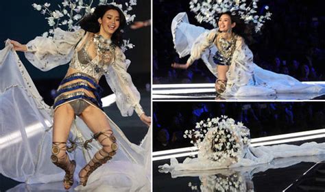 Victoria Secret Fashion Show 2017 Model Ming Xi Falls On Her Face On