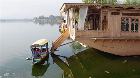 Srinagar Pahalgam Houseboat Kashmir Tour Voyagers Beat Live To Travel