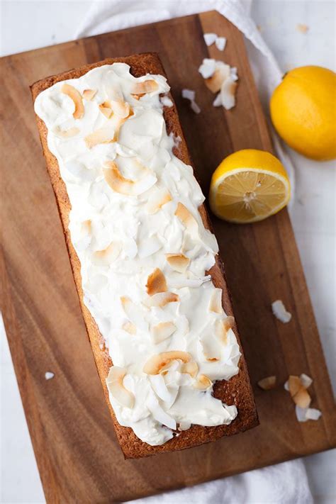 Falls ihr schon genug von schweren buttercremes habt, macht euch diese feine kokoscreme, die für verschiedene kuchen und. Zitronen-Kokos-Kuchen mit zitronigem Creme Fraiche-Topping ...