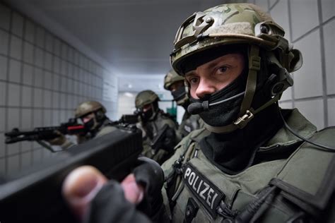 Border protection group 9), is the police tactical unit of the bundespolizei the german federal police. STRATEGIE & TECHNIK: Eine "Vierte" für die "Neuner" - GSG ...