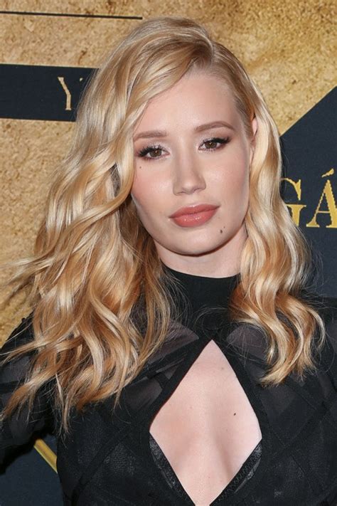 Iggy Azalea Wavy Honey Blonde All Over Highlights Barrel Curls Hairstyle Steal Her Style