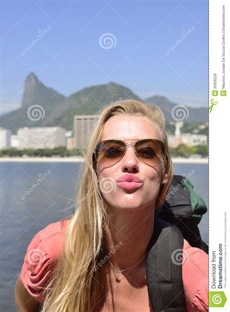 Zelf Portret Van Blonde Jonge Backpacker In Rio De Janeiro Stock Afbeelding Image Of Blond
