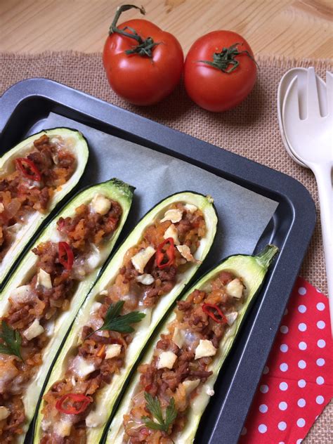 Cocina ligeramente las tiras de calabacín. Gemistá (calabacines rellenos de carne y arroz con feta ...