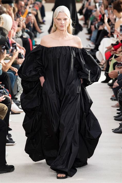 90s Model Kristen Mcmenamy Made Her Runway Return At Valentino Vogue
