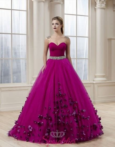 In questa pagina ci sono tutte le nuove collezioni di abiti da sposa 2020 degli atelier più famosi. abito da sposa viola autunnale con petali colorato su ...