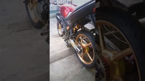 Modifikasi merupakan salah satu jalan yang dapat anda tempuh ketika sudah bosan dengan tampilan standar motor kamu. Vixion old Modif road race - YouTube