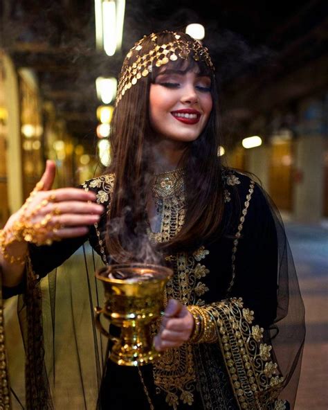 Pin By Rim On Femme Hijab Arab Fashion Arabian Beauty Women Arabian