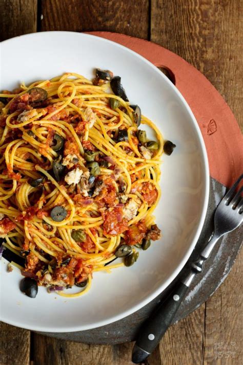 Spaghetti Alla Puttanesca Mit Sardellen Kapern Und Schwarzen Oliven Ina Isst