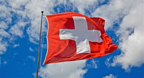 Die landesflagge der schweiz ist ein symbol für freiheit, patriotismus und unabhängigkeit. Schweiz weitet Strafen gegen Russland aus | impulse
