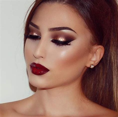 smokey eyes with red lips thats sensous and seductive hike n dip holiday makeup looks eye
