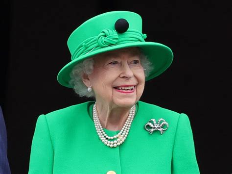 Queen Elizabeth Ii Die Outfits Ihrer Jubiläen Werden Ausgestellt