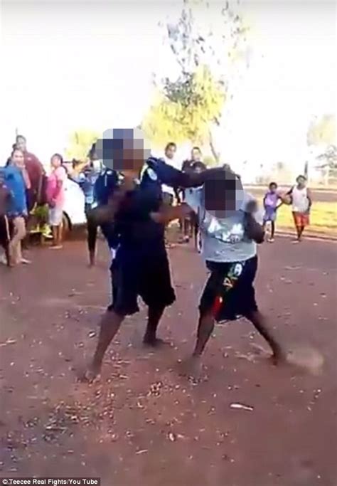 Videos Show Tennant Creek Girls Fighting In The Street Daily Mail Online