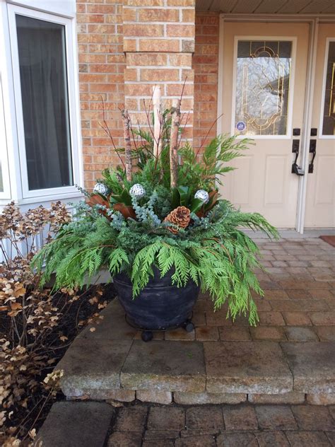 How to make your own outdoor holiday planter. | Outdoor christmas