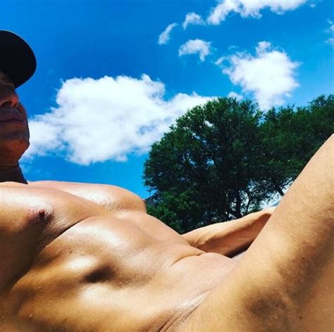 Flavio Mendoza Se Desnudó Por Completo Se Puso A Tomar Sol Y Se Sacó Una Selfie Infobae