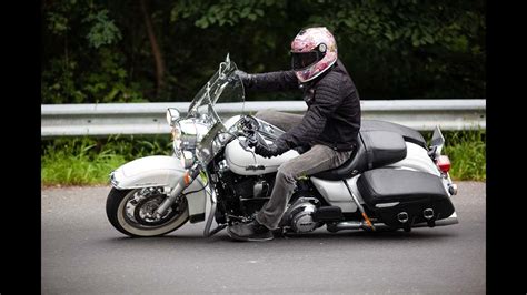 Das könnte dir auch noch gefallen. Video: Harley Davidson Road King Classic Test & Fahreindrücke