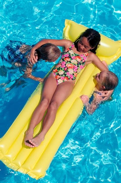 Niñas jugando en la piscina Foto Premium