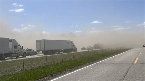 I 55 Shut Down After Major Crash Near Farmersville During Dust Storm
