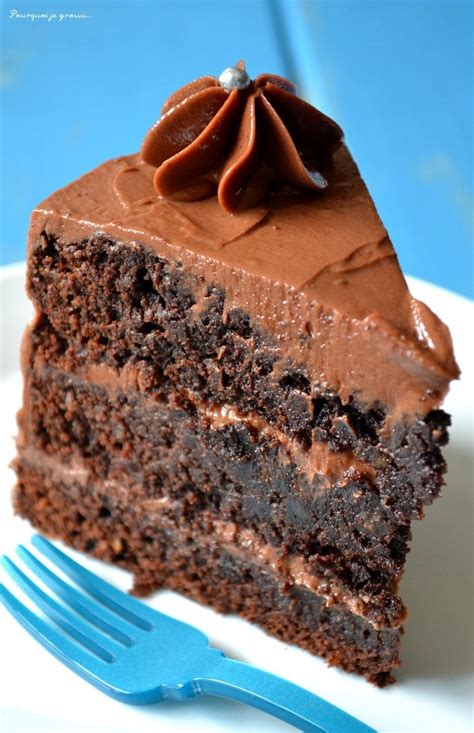 Il est composé d'un gâteau au chocolat hyper fondant le mud cake au chocolat, une ganache chocolat praliné et une très fine couche de crème au beurre à la meringue suisse rose. Layer cake, saveur chocolat & praliné | Recette | Chocolat ...