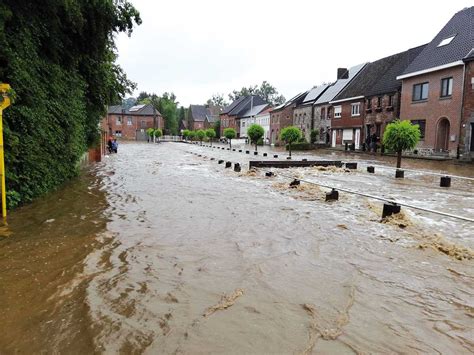Flood, inundation (a large influx of e.g. INONDATIONS : ET APRÈS