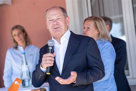 ZDF-Sommerinterview: Olaf Scholz macht es sich als lächelnder Buddha zu