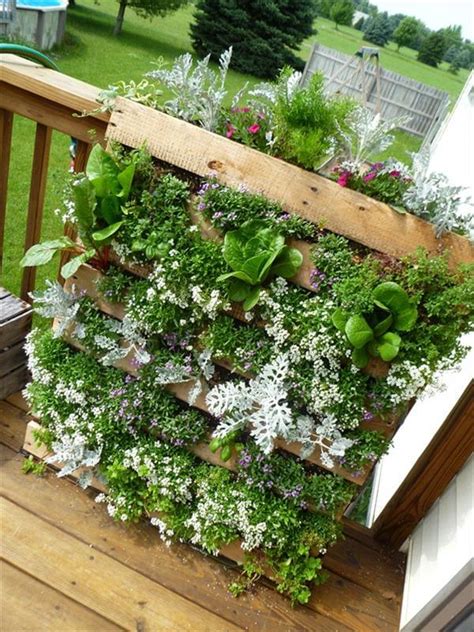 How to design vertical gardens for tiny spaces. DIY Pallet Gardens - 20 Creative Ways to Use Pallets | 99 ...