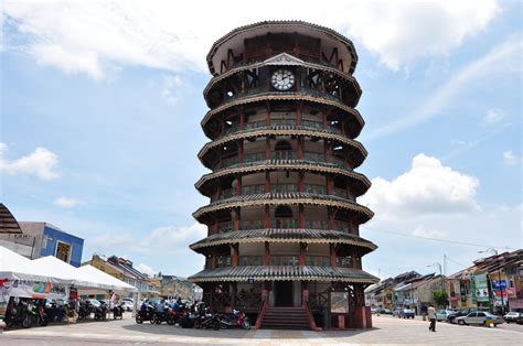 The leaning tower teluk intan was initially built as a water storage tank meant for people during the dry season. Chia's Orchid: Leaning Tower of Teluk Intan...安顺斜塔,