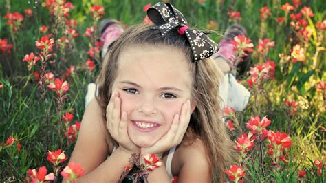 обои Девушка лук цветы Трава украшение лицо улыбка Ребенок