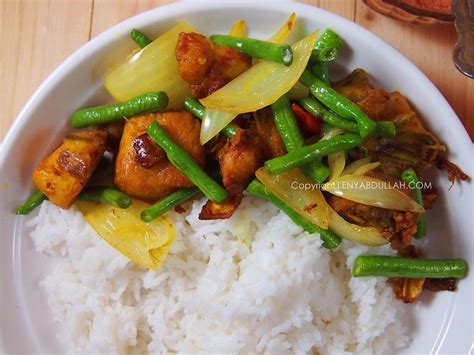 Nasi dimasak dengan santan dan kunyit, maka namanya ialah nasi kuning. Nasi Ayam Goreng Kunyit | EnyAbdullah.Com