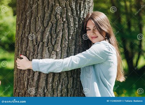 Mujer Que Abraza Un árbol Grande Imagen De Archivo Imagen De
