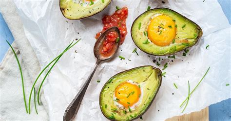 Cremige avocado pasta mit tomaten. Gebackene Avocado mit Ei und Tomatensalsa | Rezept in 2020 ...