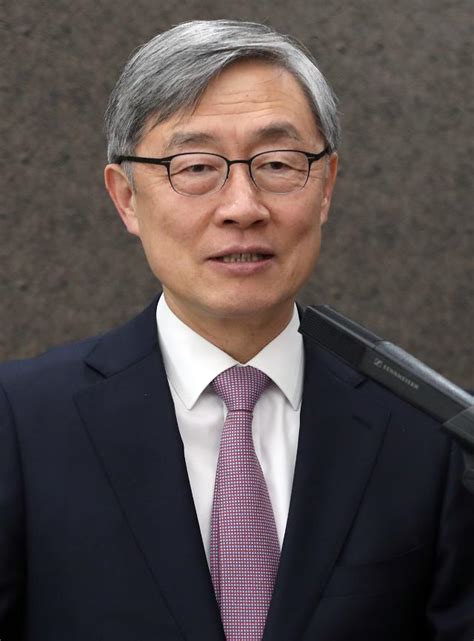 본관은 해주 최씨 서운부정공파 36대손이며, 경상남도 진해에서 4남 중 차남으로 태어났다. 최재형 감사원장, 아시아·유럽 감사원 공동회의 참석 - 아주경제