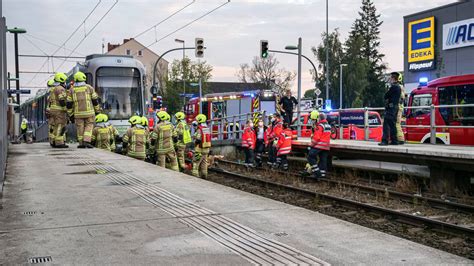 Unfall Mit Stra Enbahn In Hannover Mann Wird Von Stadtbahn Erfasst Und