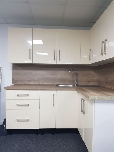 Cream high gloss kitchens offer a softer alternative to the white high gloss kitchen units whilst still creating a clean and airy space. CREAM HIGH GLOSS KITCHEN WALL BASE UNITS CARCASS CABINET ...