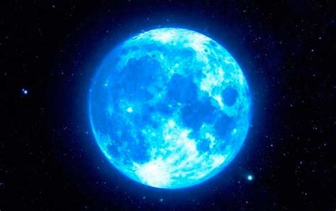 Primer plano de la luna azul llena con la estrella en el fondo del espacio negro, lunar azul en el cielo oscuro de la noche. Luna azul este 19 de mayo ¡No te la pierdas! | Revista Bohemia