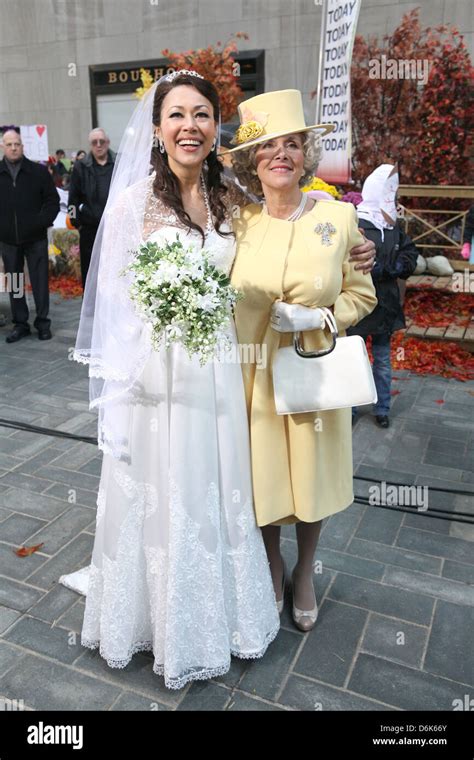 Ann Curry And Meredith Vieira Dress Up As The British Royals For A