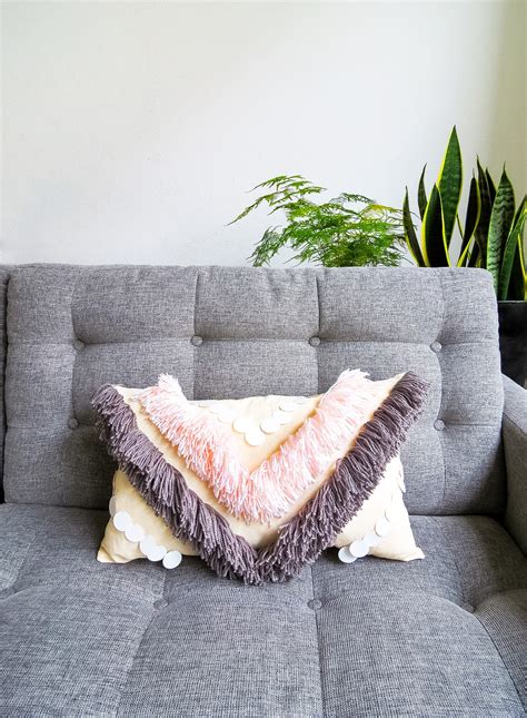 How To Make Your Own Diy Yarn Fringe Pillow Sugar And Cloth