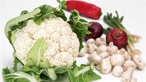 Algunos vegetales suelen expulsar un olor poco agradable al cocinarlos, quitándonos las ganas de comerlos. Cómo elegir una coliflor