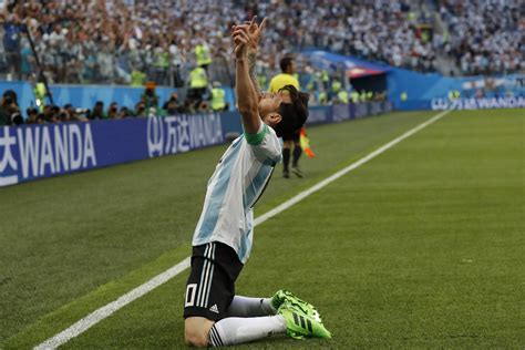 Lionel Messi's Argentina beat Nigeria to enter FIFA World Cup 2018 ...