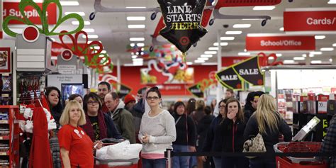 What Store Gets The Most Business On Black Friday - Black Friday Crowds Thin After Thanksgiving Shopping Rush | HuffPost