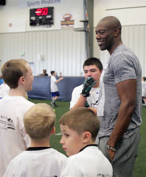 Ex Nfl Star Owens Talks Life Lessons To Football Campers Football
