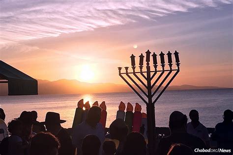 15000 Public Menorahs Lit To Celebrate Chanukah They Are Put Up In