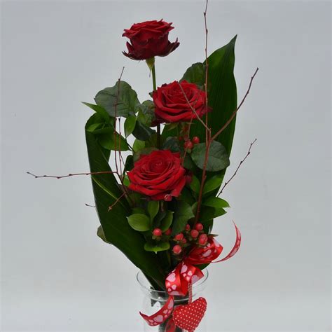 Regala mazzo 7 rose rosse per qualcuno che ami, perché, con le rose rosse sarai sicuro si fare centro nel loro cuore! rose rosse extra. - Fiori De Berto - Consegna Fiori a Trieste