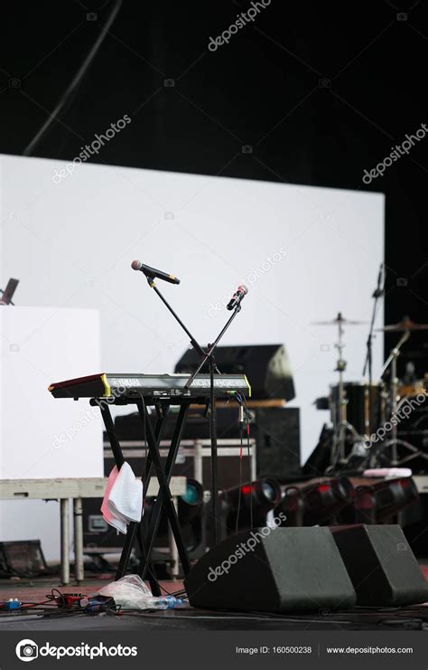 Keyboard piano setup for concert on stage – Stock Editorial Photo