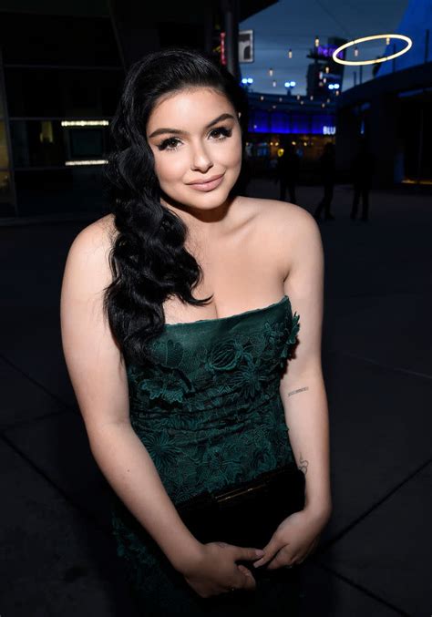 Ariel Winter Calls Herself A Snack In Sexy Strapless Gown
