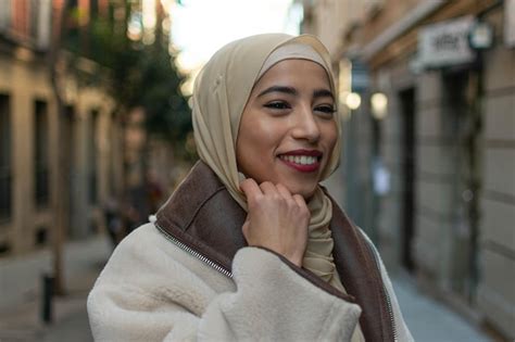 Belle Fille Arabe Avec Hijab à Lextérieur Sur Fond Bleu Photo Premium